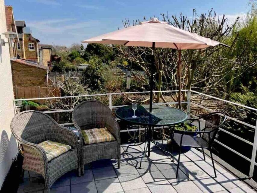 Apartment Entire With Private Parking And Balcony