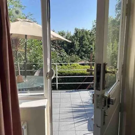 Entire Studio With Private Parking And Balcony Southend-on-Sea Exterior foto