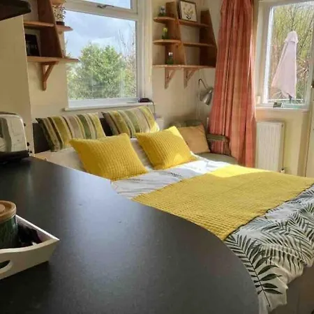 Entire Studio With Private Parking And Balcony Southend-on-Sea Exterior foto